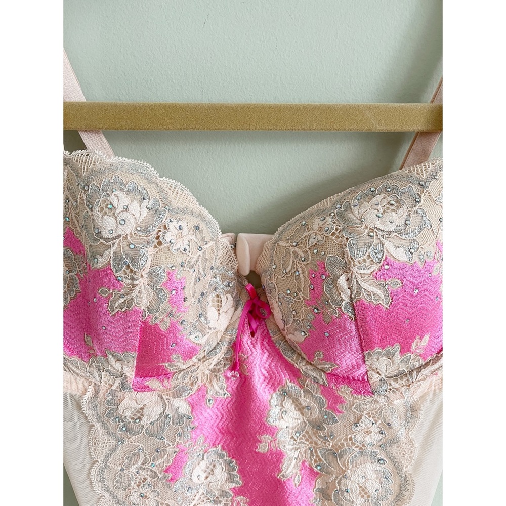 Victoria’s Secret crystal lace form fitting camisole/top with built in bra 36C - Picture 2 of 11